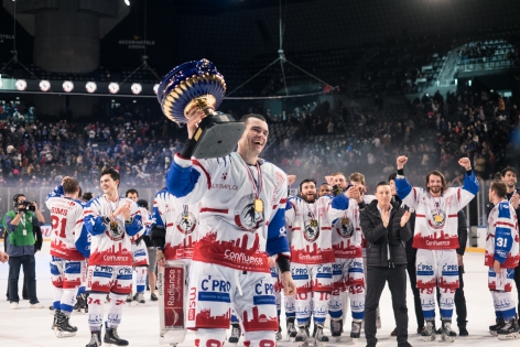  Lyon player Pavel Chernook shares his victory with fans. The Lyon Lions won the French Cup for the first time in their history. They faced the reigning French champions, the Rapaces of Gap, in the final. AccorHotels Arena. Paris, France - January 28, 2018.?Le joueur de Lyon Pavel Chernook partage sa victoire avec les supporters. Les Lions de Lyon ont remport