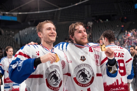  Jordan Sims and Trevor Garling show their medal to friends and familyThe Lyon Lions won the French Cup for the first time in their history. They faced the reigning French champions, the Rapaces of Gap, in the final. Report behind the scenes of the victory. AccorHotels Arena. Paris, France - January 28, 2018.?Jordan Sims et Trevor Garling exhibent leur m