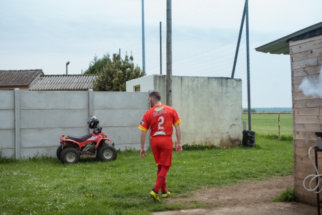  A player of Narcy before to enter on the grass. In Nievre, department where many communes and villages are affected by rural desertification, football remains an activity that maintains social ties. In Narcy, a village of 530 inhabitants, a small stadium welcomes more than seventy licensees throughout the year, from the youngest to the oldest. A real place to meet and learn where friends and families of FC Narcy players converge every weekend for a game in the countryside. Narcy, France - 22 april 2018.
Un joueur de Narcy s'appr